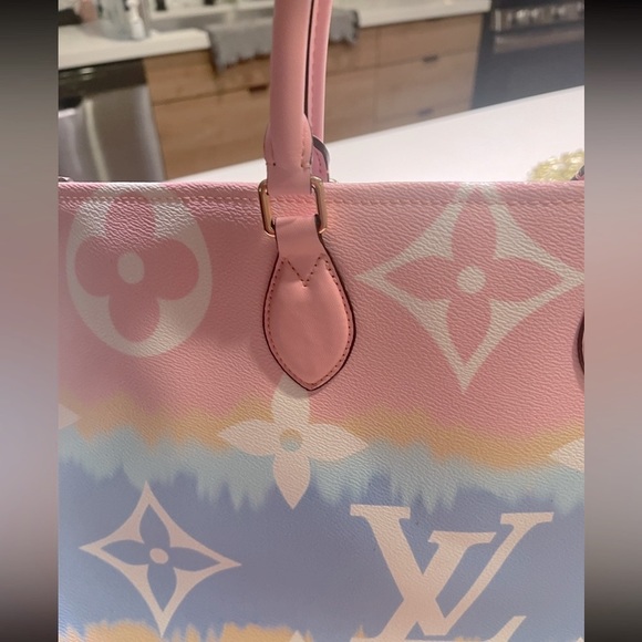 NWOT - 🚨UNAUTHENTICATED Large Tote - Picture 7 of 8